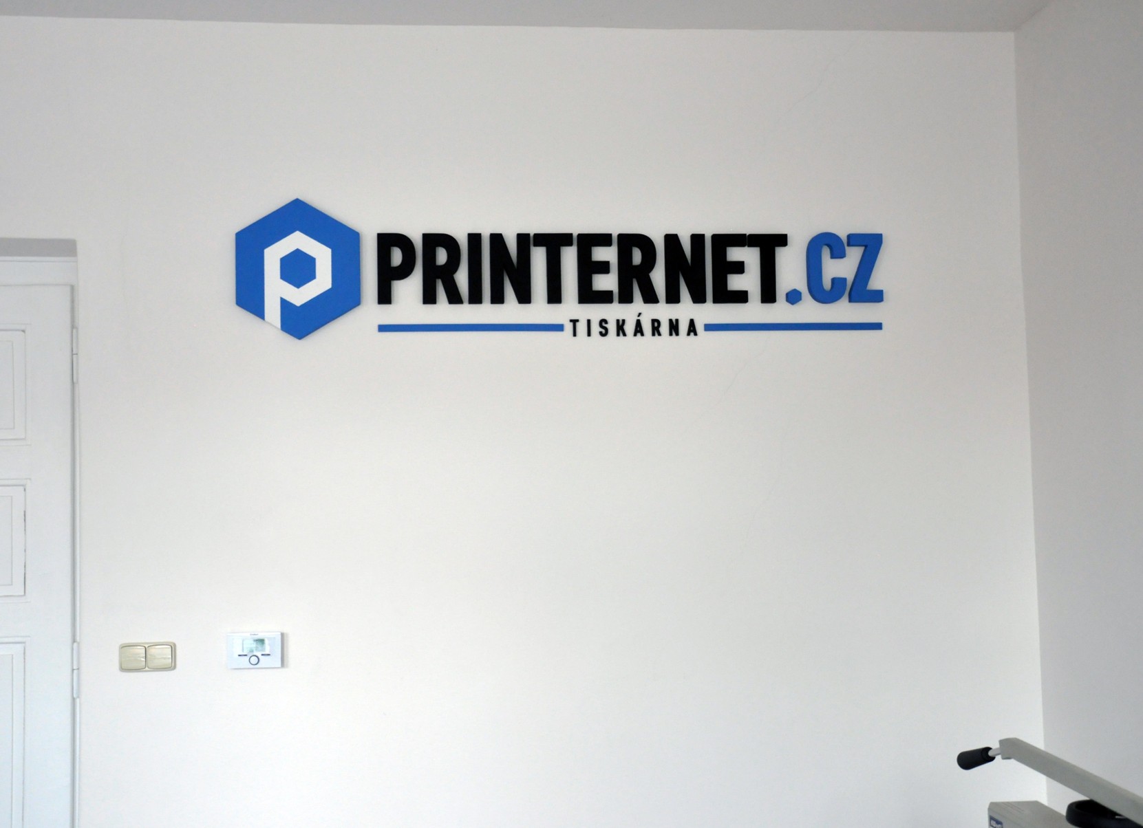 3D logo z tvrzeného polystyrenu na zeď